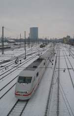 Ein ICE I fhrt in  Tarnfarben  aus dem Mannheimer Hbf, sodass er beinahe im Hintergrund verschwindet.