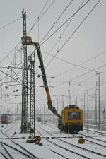 703 102-4 ist am 15.02.2013 mit Wartungsarbeiten an der Oberleitung in Mannheim beschäftigt.