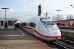 Velaro D Tz 711 fährt langsam aus dem Mannheimer Hbf. Noch ist der ICE so sauber, dass sich sogar die 111 am gegenüberliegenden Bahnsteig spiegelt. (04.02.2014)