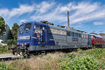 Noch als RBH 264 steht am 04.06.2023 die inzwischen zur Trainlog Germersheim gewechselte ex 151 143 auf dem Abstellgelände von TLVG gegenüber dem Bf.