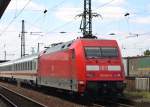 101 091-7 mit einem IC am 07.06.09 bei der Durchfahrt durch den Bahnhof Mannheim-Friedrichsfeld.