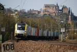 Unterm Marburger Landgrafenschloss (IV). Richtung Frankfurt mit einem Containerzug folgt im Blockabstand ES 64 U2-016 an der sdlichen Ausfahrt von Marburg Sd. (07. April 2007, 17:26)
