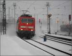 Richtiger Winter auf der Main-Weser-Bahn. 111 103 mit dem RE Kassel-Frankfurt bei der Einfahrt in Marburg. (Dezember 2009)