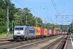 386 033 rauscht mit einem Containerzug aus Richtung Braunschweig durch den ehemaligen Grenzbahnhof Marienborn in Richtung Magdeburg.

Marienborn 17.07.2023