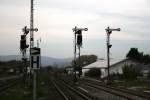 Alte und neue Signalanlagen im Bahnhof Meckesheim. Inzwischen sind die alten Signale entfernt und die neuen in Betrieb. Bild aufgenommen am 13.10.2008