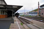 Bahnhof Meiningen am Morgen des 07.10.2017. Nachdem 50 380 des hier ansässigen Dampflokwerkes ihren Sonderzug für eine Fahrt nach Arnstadt bereitgestellt hat und abgekuppelt wurde, setzt sie sich nun in Bewegung, um ans andere Ende des Zuges umzusetzen.