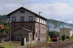 Impression vom Nachmittag des 01.09.2012 aus dem Bahnhof Meiningen. Wenn man diese Idylle sieht, mag man kann glauben, dass rechts neben dem Fotografen eine gewaltige Mauer aus Menschen steht, welche auf Bahnsteig 1 des Meininger Bahnhofes mittlerweile auf 4(!!!) Sonderzge, die alle anllich der XVIII. Meininger Dampfloktage hier angereist waren, zwecks Heimreise warten! Hinten im Bild befindet sich brigens 112 565 der PRESS, welche ebenfalls aus genanntem Anla hier vor Ort war. Die Qualmwolke ganz hinten stammt von 01 118.