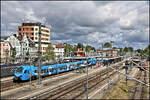 Blick von der Fu�g�ngerbr�cke auf den Bahnhof Memmingen am 12.5.2026. Am Hausbahnsteig steht um 11.10 Uhr ein Doppel Triebwagen von Arverio mit dem ET 4.22 an der Spitze. 
