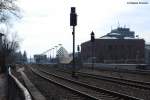 Der Bahnhof Memmingen aus Richtung Ulm, bzw. Buchloe kommend am 04.03.09. Das Gebude rechts ist die unter Denkmalschutz gestellte alte Post, in welcher sich mittlerweile eine Kunstgalerie und eine Cocktailbar befinden. Im Hintergund ist das alte Reiterstellwerk zu sehen. Fotostandpunkt ist ein Parkplatz an der Augsburger Strae, welcher sich hervorragend fr Zge in/aus Richtung Buchloe/Ulm eignet.