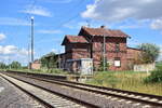 Blick vom Bahnübergang auf den ehemaligen Bahnhof Meßdorf.