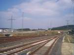 Blick auf die neue Autobahnabfahrt die extra fr den ICE Bahnhof in Montabaur gebaut wurde im vordergrund sieht man die Ausfahrtgleisen fr den Gterverkehr.