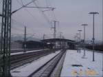 Blick ber die Ferngleisen im ICE Bahnhof Montabaur. Die Kamera steht an gleis 4, die mittleren gleise 2+3 sind durchfahrtsgleise und am gleis 1 ganz links fahren ICE's in richtung Frankfurt ab.