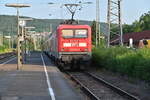 Nach dem die WFL 114 024-3 Neckarelz am Abend des 17.6.2021 als RE12 aus Tübingen kam, ist sie nun wieder auf Gleis 12 abfahrbereit nun aber als RE10a nach Heilbronn.