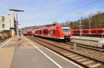 Referenzbild Bahnhof Neckarelz. Fr alle die wieder einmal ein Bild von mir oder einem anderen Fotografen aus Neckarelz, das vom Bahnsteig Gleis 12 aus gemacht wurde, als illegal bezeichnen wollen....hier ist der Beweis. Die Bilder sind legal entstanden. Hinten wo meine Frau steht, ist der Zugang zu Gleis 12 und dem alten Bahnsteigsbereich Gleis 1. Das Durchgangsverbot gilt nur fr einen kurzen Bereich auf hhe des 426.....und zwar von beiden Seiten. Doch das umgeht man ber den Zugang zu Gleis 12 und ber den Taxistand....16.3.2013