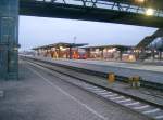 Bahnsteige des Bahnhof Mhldorf/Obb   in der Abenddmmerung