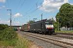 Durchfahrt am 24.05.2018 von MRCE/SBBCI ES 64 F4-109 (189 109-2) mit einem KLV nach Italien durch die Gleisanlagen von Müllheim (Baden) im Markgräflerland in Richtung Schweizer Grenze.