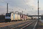 Mit einem Containerzug aus Italien fuhr am Nachmittag des 28.02.2019 die Rpool/RTX 185 677-2 über das durchgehende Hauptgleis durch den Bahnhof von Müllheim (Baden) in Richtung Freiburg