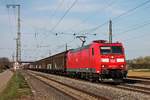 Mit einem gemischten Güterzug (Mannheim Rbf - Basel Bad Rbf) fuhr am Nachmittag des 02.04.2019 die 185 003-1 durch die Überholgleis vom Bahnhof Müllheim (Baden) über die