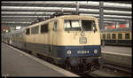 111023 steht hier am 22.1.1991 um 14.30 Uhr im HBF München vor einer stilreinen Silberling Garnitur.