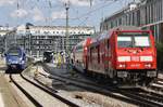 Während 245 009 am 15.8.2017 die RB27046 von Mühldorf(Oberbay) in den Münchener Hauptbahnhof schiebt, wartet 1430 522-1 als M79033 von München Hauptbahnhof nach Salzburg