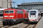 111 055-0 trifft am 14.8.2017 mit der RB59182 nach Ingolstadt Nord im Münchener Hauptbahnhof auf 412 002 als ICE786 nach Hamburg-Altona.