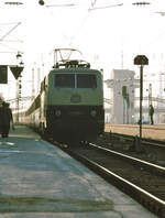 Die Lokomotive 111 077 der Deutschen Bundesbahn fährt mit dem D265 Strasbourg - Wien kurz nach 17 Uhr in den Münchner Hauptbahnhof ein.