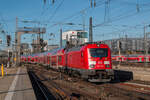 Mit dem RE1 aus Ingolstadt erreicht 102 003 den Hauptbahnhof in München.