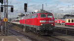 DB 218 452-1 rollt mit einer weiteren 218 mit einem der letzten Eurocitys von Zürich HB nach München Hbf in München ein. Anlässlich des Traktionswechsels trägt die Lok am 12.12.2020 etwas Schmuck an der Front.