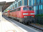Die Lok 218 426-5 am 2. August 2022 gegen 17:38 Uhr in München Hbf.
