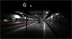 Licht unter dem Bahnsteigdach -

Während die beiden ICE-Züge im Bereich des Bahnsteigdaches von der Beleuchtung angestrahlt werden, verschwinden die Züge außerhalb des Daches in der Dunkelheit der Nacht.
München Hauptbahnhof an den Gleisen 14 und 15, links ein ICE 1, rechts ein ICE 4.

07.11.2022 (M) 

