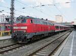 218 491 ist wenige Minuten vor der Aufnahme mit einem Regionalexpress aus Füssen in München Hauptbahnhof eingefahren. Aufgenommen am 10.7.2013