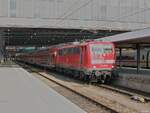 111 065 hatte am 10.7.13 den aus sechs Doppelstockwagen gebildeten Lok-Wagen-Zug als RE nach Passau zu bespannen und wartete in München Hbf auf die Abfahrt.