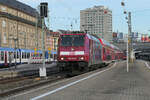 Die zweite neu gestaltete Lok war die 146 245 der DB Regio, beklebt mit einem sehr angenehmen Rot-Ton. Sie wirbt für Lokomotivführer bei der DB. Hier verläßt sie Münchne HBF, Gleis 32, mit einem RE2 München - Regensburg - Hof.
München Hbf, 30. Januar 2024, 15.44 Uhr