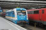 Am 05.05.09 verlt die Arriva 183 001 den Mnchner Hauptbahnhof, nachdem eine V60 ihren aus Alex- und tschechischen Wagen gebildeten Zug abgezogen hat. Warum die Lok auf der Alex Nord-Strecke die Leuchtschrift  Vogtlandbahn  zeigt, wei ich allerdings nicht.