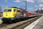 Die ADAC 111 024-6 prsentiert sich mit einem RE nach Salzburg in Mnchen HBF am 08.07.2012