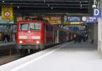 111 067-5 steht hier als RB 59405 nach Rosenheim (Abfahrt um 17:39) im Mnchner Hauptbahnhof , 20.Mai 2013.