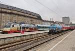 Am 24.November 2013 war ALEX 183 001 mit ihrem Zug abfahrbereit im Mnchener Hbf. 218 467 verlsst ihn dagegen soeben in Richtung Memmingen.