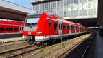 423 084 verlässt mit zwei weiteren 423 am Abend des 21.04.2025 den Münchener Hauptbahnhof als S1 zum Flughafen und nach Freising.