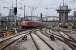 Überblick auf das Gleisvorfeld am Münchner Hauptbahnhof am 9.3.26.  111 058 fährt gerade ein.
