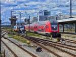Alltag am M�nchner Hauptbahnhof: Eine Doppelstockgarnitur steht abgestellt am Bahnsteiggleis, w�hrend der BEACON, ex M.R.C.E/Siemens Dispolok ES64U2 007 zusammen mit einem Eurorunner des Allg�u-Express (Arriva-L�nderbahn-Express) am Abstellgleis steht. Im Hintergrund n�hert sich der ICE588 nach Hamburg Hbf zur Bereitstellung am Gleis 24.