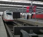 Im Hbf München steht am 14.03.2015 ein ICE 3 der  zweiten  Generation während auf einem Nachbargleis eine ehemalige Metropolitan-Garnitur auf den nächsten Einsatz als ICE wartet.