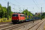 111 066-7 mit leeren Autotransportzug in München-Heimeranplatz, Juni 2023.