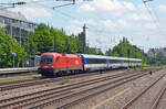 1116 139 schleppte am 11.06.25 den circa drei Stunden verspäteten EN 407 vorbei am Münchner Heimeranplatz Richtung Hbf.