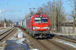 Vectron 193 351 der DB Cargo ist mit einem Zug des Kombiverkehrs auf dem Münchner Nordring Richtung Rosenheim (und weiter nach Italien) unterwegs.