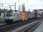 ES 64 U2 - 025 mit BoxXexpress-Containerzug bei der Durchfahrt durch Mnchen Heimeranplatz, 7.4.2009