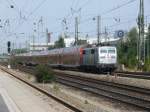 Flieht vor der Entklebung! 111 027 mit dem Mnchen-Salzburg Express bei der Durchfahrt am Heimeranplatz, 21.08.2009
