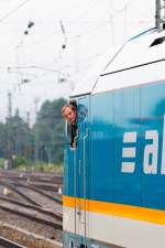 Lokfhrer Dennis H. schaut prfend an seinem Zug entlang. 

Dennis hat nichts gegen eine Verffentlichung dieser Bilder einzuwenden und hatte mich zu einer Lokbesichtigung im Mnchner Hauptbahnhof eingeladen, die ich dankend angenommen habe und zum ersten Mal den Fhrerstand des ALEX gesehen habe. Vielen Dank nochmals.