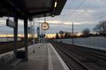 Ein Blick auf die Bahnhofsuhr in München Berg am Laim am 16.01.14.