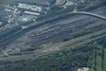 Detailaufnahme vom östliche Teil des Rangierbahnhofes Allach bei München. Viel Waggons warten auf die Weiterfahrt. An dieser Stelle sind die Wägen schon in die richtige Reihenfolge sortiert. Bild am 2.10.2015 aus dem Flugzeugfenster beim Anflug auf den Münchner Airport.