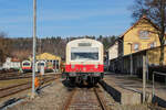 Frontansicht des VT 128 am 21.12.2025 in Münsingen. Das Bild entstand bei stehendem Zug auf einem Bahnübergang.